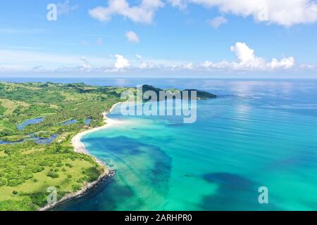 Lagune mit Inseln. Caramoan-Inseln, Philippinen. Schöne Inseln, Blick von oben. Sommer- und Urlaubskonzept. Stockfoto