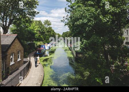 London/Großbritannien - 17/07/2019: Schmalboote moorierten entlang des Regents-Kanals in Little Venice. Ein Schmalboot ist ein Boot von einem bestimmten Design, das auf die na passt Stockfoto