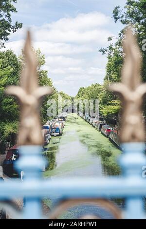 London/Großbritannien - 17/07/2019: Schmalboote moorierten entlang des Regents-Kanals in Little Venice. Ein Schmalboot ist ein Boot von einem bestimmten Design, das auf die na passt Stockfoto