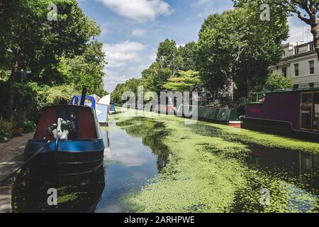 London/Großbritannien - 17/07/2019: Schmalboote moorierten entlang des Regents-Kanals in Little Venice. Ein Schmalboot ist ein Boot von einem bestimmten Design, das auf die na passt Stockfoto