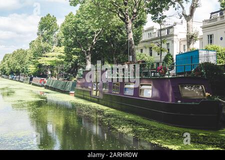 London/Großbritannien - 17/07/2019: Schmalboote moorierten entlang des Regents-Kanals in Little Venice. Ein Schmalboot ist ein Boot von einem bestimmten Design, das auf die na passt Stockfoto