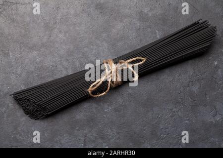 Schwarze Spaghetti-Pasta. Flache Lage von oben Stockfoto