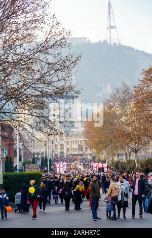 Georgien, Tiflis, - 8. Januar 2020 Prozession durch die zentralen Straßen von Tiflis am Weihnachtstag (Alilo). Stockfoto