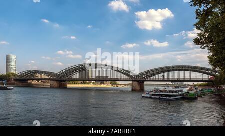 KÖLN, DEUTSCHLAND - 05. JULI 2019: Ausflugsboote liegen auf dem Rhein neben der Hohenzollernbrücke Stockfoto