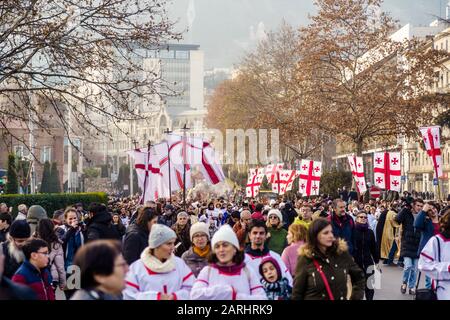 Georgien, Tiflis, - 8. Januar 2020 Prozession durch die zentralen Straßen von Tiflis am Weihnachtstag (Alilo). Stockfoto