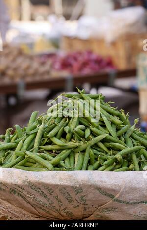 Lebhafter lokaler Markt in Karachi, Pakistan! Frische Produkte, bunte Ausstellungen, geschäftige Straßen. Traditionelle Einkaufsmöglichkeiten, lokale Kultur, authentische Aromen. Stockfoto