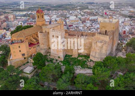 Bei Sonnenuntergang bietet sich ein Panoramablick auf die Burg von Cullera und die beliebte Ferienstadt am Meer in der Nähe von Valencia Stockfoto