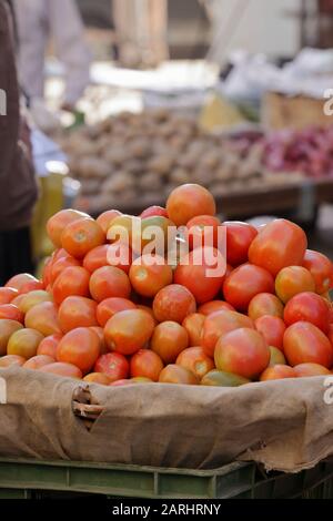 Lebhafter lokaler Markt in Karachi, Pakistan! Frische Produkte, bunte Ausstellungen, geschäftige Straßen. Traditionelle Einkaufsmöglichkeiten, lokale Kultur, authentische Aromen. Stockfoto