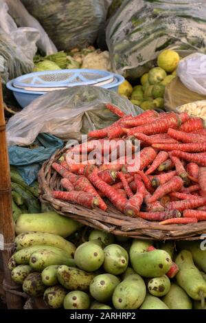 Lebhafter lokaler Markt in Karachi, Pakistan! Frische Produkte, bunte Ausstellungen, geschäftige Straßen. Traditionelle Einkaufsmöglichkeiten, lokale Kultur, authentische Aromen. Stockfoto