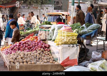 Lebhafter lokaler Markt in Karachi, Pakistan! Frische Produkte, bunte Ausstellungen, geschäftige Straßen. Traditionelle Einkaufsmöglichkeiten, lokale Kultur, authentische Aromen. Stockfoto