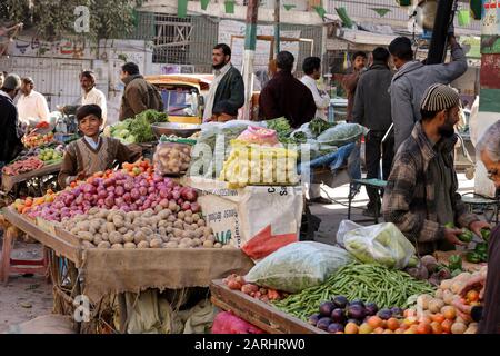 Lebhafter lokaler Markt in Karachi, Pakistan! Frische Produkte, bunte Ausstellungen, geschäftige Straßen. Traditionelle Einkaufsmöglichkeiten, lokale Kultur, authentische Aromen. Stockfoto