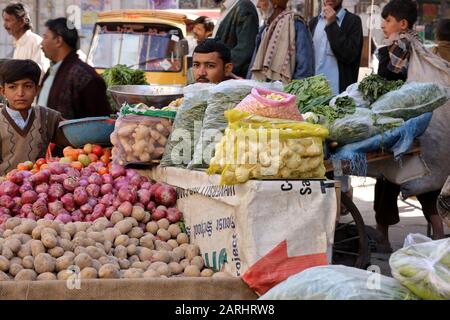 Lebhafter lokaler Markt in Karachi, Pakistan! Frische Produkte, bunte Ausstellungen, geschäftige Straßen. Traditionelle Einkaufsmöglichkeiten, lokale Kultur, authentische Aromen. Stockfoto