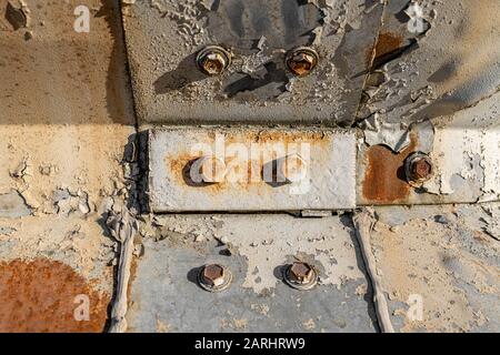 Verrostende Schrauben und Abschlüsse eines alten verlassenen Industriegebäudes Stockfoto