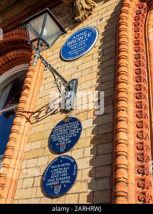 Heritage Plaques zum Gedenken an Anne Bronte und RAF-Auszubildende im Grand Hotel Scarborough North Yorkshire England Stockfoto