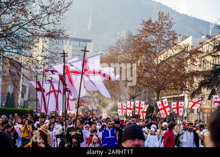 Georgien, Tiflis, - 8. Januar 2020 Prozession durch die zentralen Straßen von Tiflis am Weihnachtstag (Alilo). Stockfoto