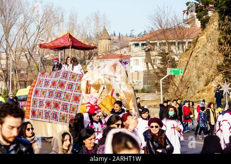 Georgien, Tiflis, - 8. Januar 2020 Prozession durch die zentralen Straßen von Tiflis am Weihnachtstag (Alilo). Stockfoto