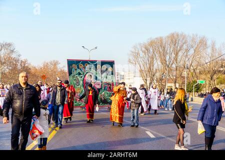 Georgien, Tiflis, - 8. Januar 2020 Prozession durch die zentralen Straßen von Tiflis am Weihnachtstag (Alilo). Stockfoto