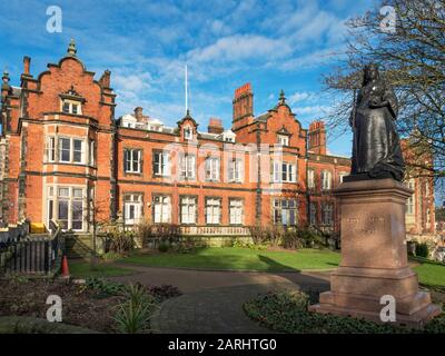 Queen Victoria Statue und Scarborough Town Hall Scarborough North Yorkshire England Stockfoto