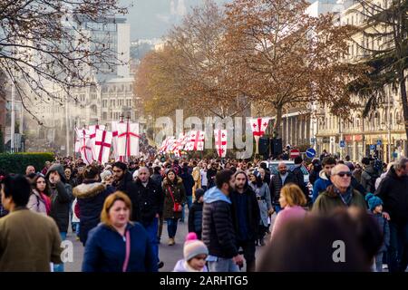 Georgien, Tiflis, - 8. Januar 2020 Prozession durch die zentralen Straßen von Tiflis am Weihnachtstag (Alilo). Stockfoto