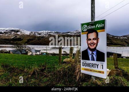 Ardara, County Donegal, Irland. Januar 2020. Als Wahlplakat für den Kandidaten Pearse Daniel Doherty ist Doherty ein irischer Sinn Féin-Politiker, der seit den Parlamentswahlen 2016 Teachta Dála für den Wahlkreis Donegal ist. Die Parlamentswahlen in Irland 2020 werden am Samstag, den 8. Februar 2020 stattfinden. Stockfoto