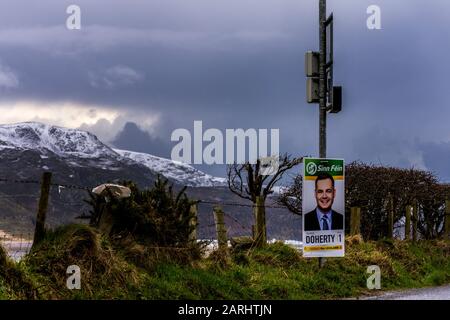 Ardara, County Donegal, Irland. Januar 2020. Als Wahlplakat für den Kandidaten Pearse Daniel Doherty ist Doherty ein irischer Sinn Féin-Politiker, der seit den Parlamentswahlen 2016 Teachta Dála für den Wahlkreis Donegal ist. Die Parlamentswahlen in Irland 2020 werden am Samstag, den 8. Februar 2020 stattfinden. Stockfoto