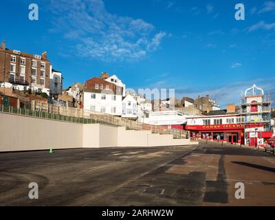 Blick über das Gelände des abgerissenen Fururist Theatre zu Blands Cliff in Scarborough North Yorkshire England Stockfoto