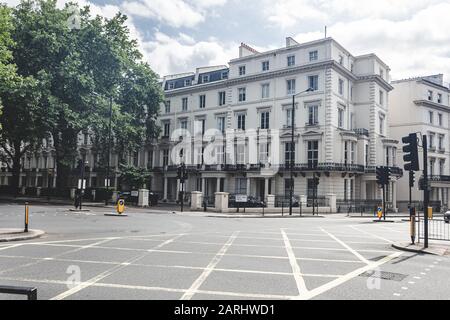 Reihenhäuser in der Westbourne Terrace Street in Paddington. Westbourne Terrace ist eine lange Allee mit Bäumen, die fast vollständig aus vierstöckigen n besteht Stockfoto