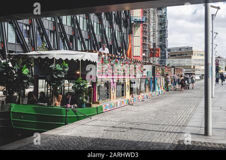 London/UK, 22/07/2019: Darcie & May Green Restaurant direkt vor Paddington Station am Sheldon Square. Zwei Boote teilen sich zusammen 50 MET Stockfoto