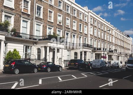 London/UK - 22/07/19: Reihenhäuser aus weißem Stuck in der Gloucester Terrace in Paddington. Regency-Architektur umfasst Klassik Stockfoto