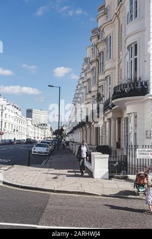 London/UK - 22/07/19: Reihenhäuser aus weißem Stuck in der Gloucester Terrace in Paddington. Regency-Architektur umfasst Klassik Stockfoto