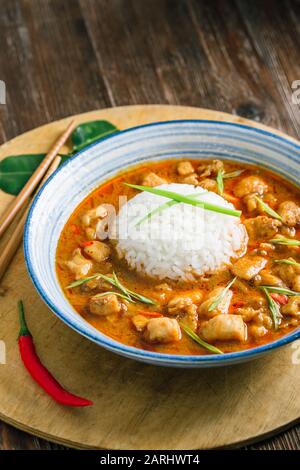Köstliche würzige thailändische Hühnergerichte mit Curry und Reis Stockfoto