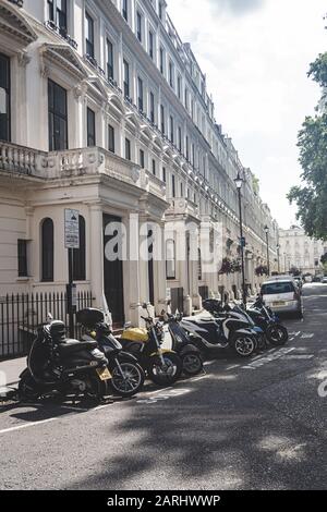 London/Großbritannien - 22/07/19: Reihenhäuser aus Regency mit weißem Stuck am Cleveland Square. Die Architektur der Regentschaft umfasst klassische Gebäude, die in der gebaut wurden Stockfoto