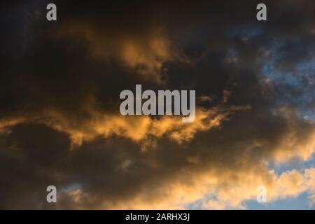 Schöne Abendwolkenlandschaft bei Sonnenuntergang Stockfoto