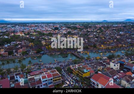 Luftaufnahme am Abend mit Touristenbooten auf dem Fluss in Hoi An, Vietnam. Hoi An ist eine alte Handelshafenstadt, die zum UNESCO-Weltkulturerbe gehört Stockfoto