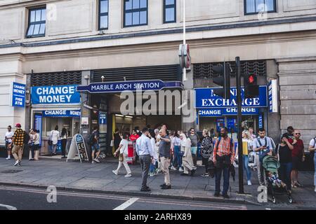 London/Großbritannien - 22/07/19: Menschen, die an der Marble Arch Station vorbeilaufen, die nach dem Marble Arch benannt ist und sich an der Nordostseite des Marble Arc befindet Stockfoto