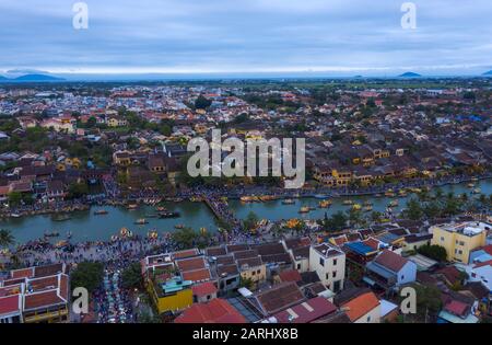 Luftaufnahme am Abend mit Touristenbooten auf dem Fluss in Hoi An, Vietnam. Hoi An ist eine alte Handelshafenstadt, die zum UNESCO-Weltkulturerbe gehört Stockfoto