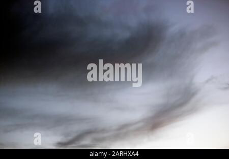 Schöne wispige, zarte Wolken in der Abenddämmerung Stockfoto