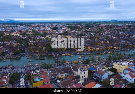 Luftaufnahme am Abend mit Touristenbooten auf dem Fluss in Hoi An, Vietnam. Hoi An ist eine alte Handelshafenstadt, die zum UNESCO-Weltkulturerbe gehört Stockfoto