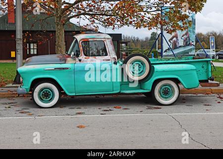 Zagreb, Kroatien - 09. November 2019: Alter grüner Oldtimer Chevrolet 3600 Pickup-Truck Classic, auf der Straße in Zagreb Stockfoto