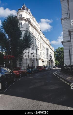 London/Großbritannien - 22/07/19: Reihenhäuser aus weißem Stuck in der Regency am Lancaster Gate in Bayswater. Regency-Architektur umfasst klassischen Buil Stockfoto