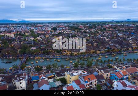 Luftaufnahme am Abend mit Touristenbooten auf dem Fluss in Hoi An, Vietnam. Hoi An ist eine alte Handelshafenstadt, die zum UNESCO-Weltkulturerbe gehört Stockfoto