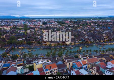 Luftaufnahme am Abend mit Touristenbooten auf dem Fluss in Hoi An, Vietnam. Hoi An ist eine alte Handelshafenstadt, die zum UNESCO-Weltkulturerbe gehört Stockfoto