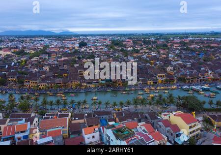 Luftaufnahme am Abend mit Touristenbooten auf dem Fluss in Hoi An, Vietnam. Hoi An ist eine alte Handelshafenstadt, die zum UNESCO-Weltkulturerbe gehört Stockfoto