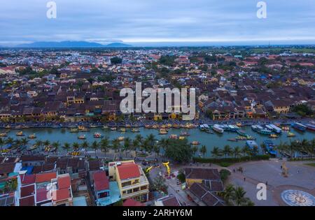 Luftaufnahme am Abend mit Touristenbooten auf dem Fluss in Hoi An, Vietnam. Hoi An ist eine alte Handelshafenstadt, die zum UNESCO-Weltkulturerbe gehört Stockfoto