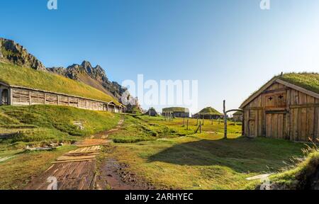 Panorama das wikingerdorf in Stokksnes, Island mit Vestrahorn-Berg im Hintergrund Stockfoto