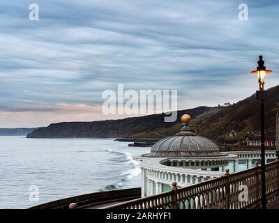 Blick über die South Bay vom Sun Court im Scarborough Spa in der Abenddämmerung Scarborough North Yorkshire England Stockfoto