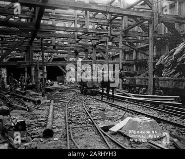 Fotografie aus dem frühen 20. Jahrhundert, auf der Bauarbeiter im Tunnel der New York City Subway zu sehen sind Stockfoto