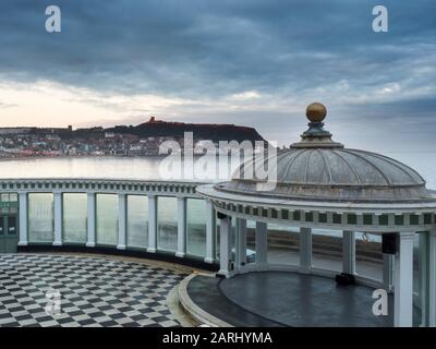 Blick über die South Bay vom Sun Court im Scarborough Spa in Richtung Castle Hill Scarborough North Yorkshire England Stockfoto