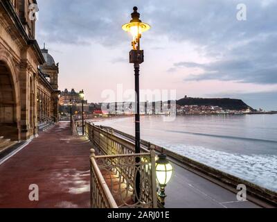 Blick vom Scarborough Spa in der Abenddämmerung über die South Bay in Richtung Castle Hill Scarborough North Yorkshire England Stockfoto