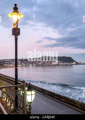 Blick vom Scarborough Spa in der Abenddämmerung über die South Bay in Richtung Castle Hill Scarborough North Yorkshire England Stockfoto